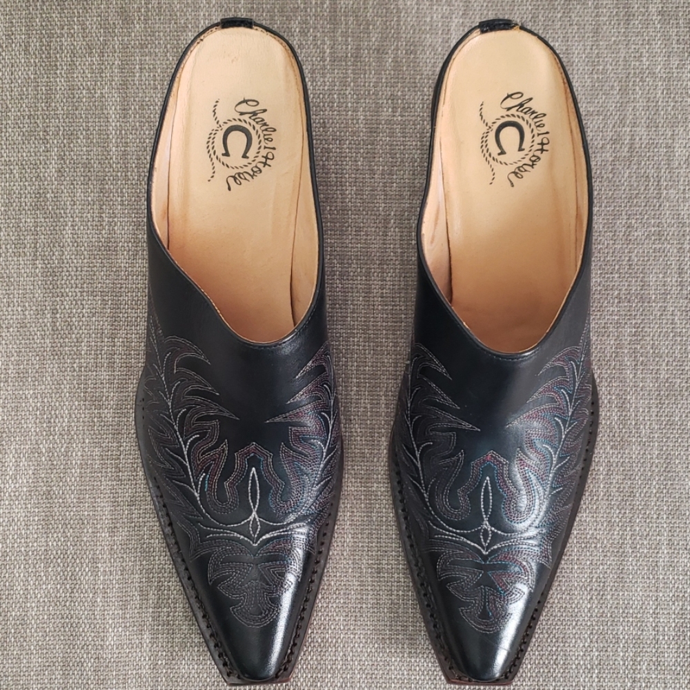 Charlie1Horse low heeled boot